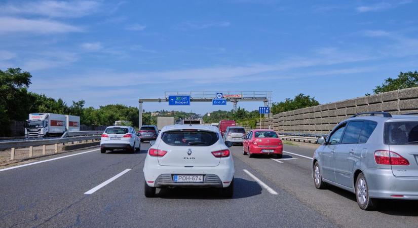8 kilométeres kocsisor vesztegel az M7-esen
