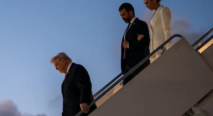 Donad Trump „megpróbál ott lenni” fia mai esküvőjén