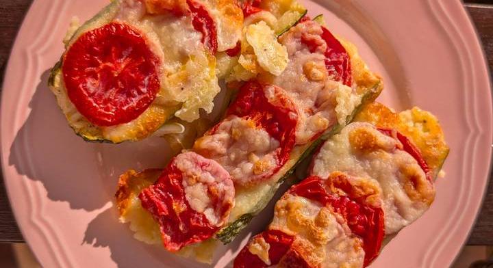 Sütőben sült cukkini mozzarellával és paradicsommal: egyszerű, gyors recept