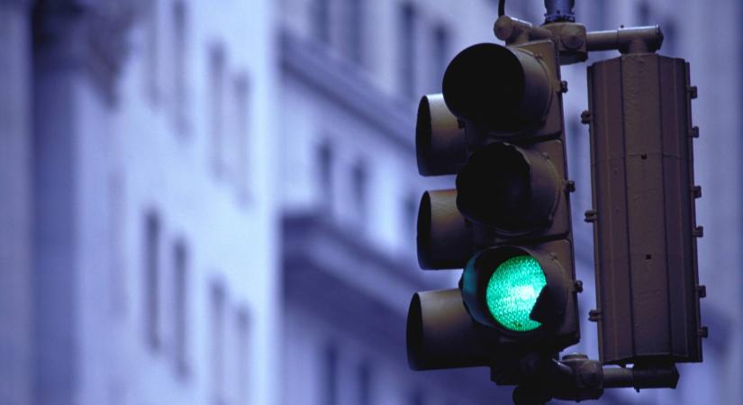 Sok sofőr követi el ezt a hibát: zöld lámpánál haladnak át, mégis megbüntetik őket
