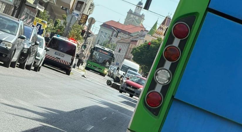 Motoros baleset bénította a forgalmat Pécsen, mentők is a helyszínen!