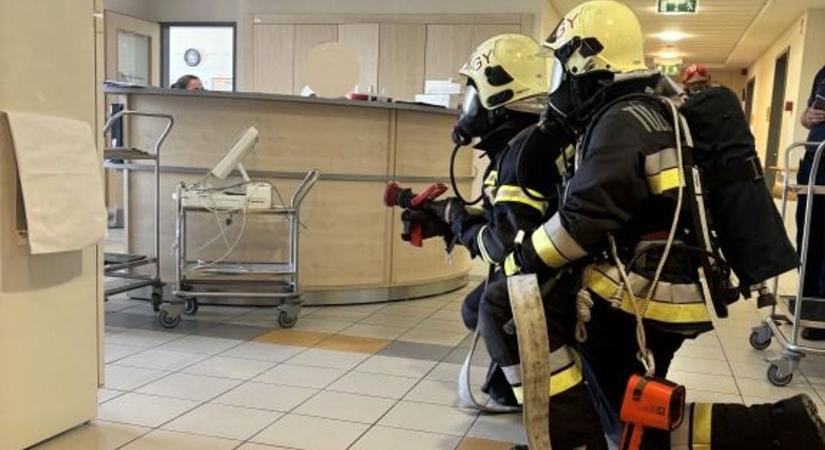 Tűz a győri kórházban - Szituációs gyakorlatot tartottak a hivatásos tűzoltók