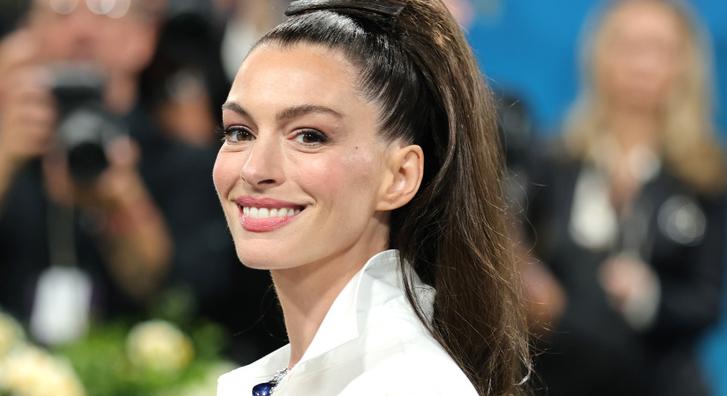 Anne Hathaway reagált a pletykákra, miszerint plasztikai műtéten esett át