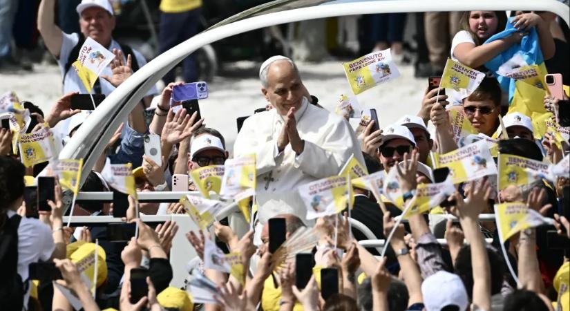 XIV. Leó illegális szeméttelepek mellett kritizálta a gigacégeket, amik szennyezéssel szereznek óriási profitot