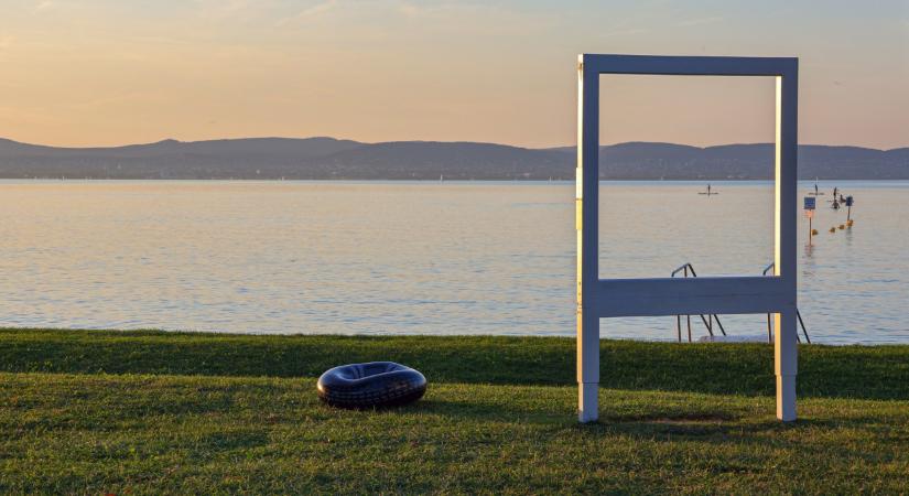 Ingyenes lett a Balaton egyik kedvenc strandja 2026-ra: máshol brutálisan megemelték az árakat