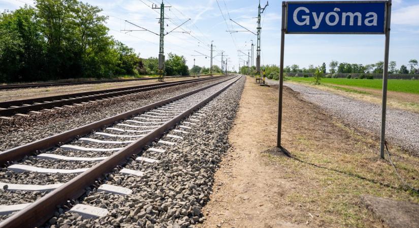 Kisiklott vonat Gyománál: helyreállították a megrongálódott vágányt