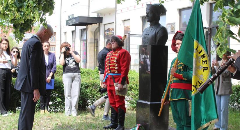 A zászlóbontás ünnepén - Történelmi folytonosság, hagyománytisztelet és megmaradás