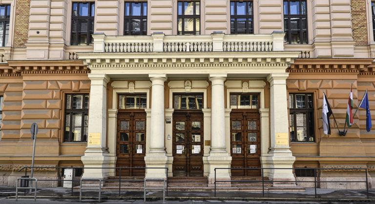 Nyílt lázadás tört ki a Budapesti Gazdaságtudományi Egyetemen, a rektor azonnali távozását követelik