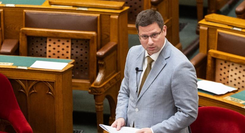 Gulyás Gergely nekiment az RTL Híradónak, szerinte a csatorna műsorvezetőjéhez kötődő alapítvány is kapott támogatást – jogosan
