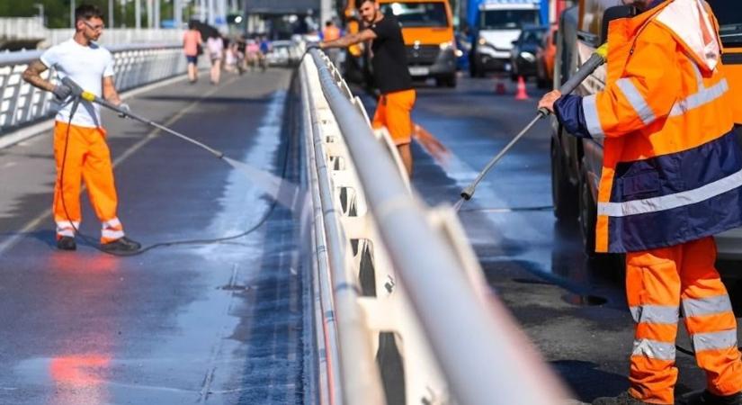 Hídmosás a Rákóczi hídon – így változik a közlekedés