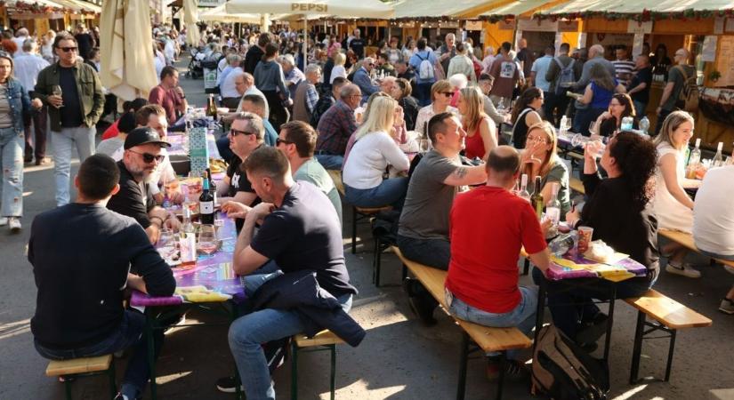 Nem maradtak magukra a hömpölygő tömegben a szegediek: láthatatlan pajzs óvta a belvárost