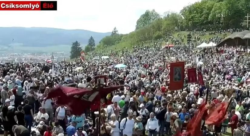 Már gyűlik a százezres tömeg Csíksomlyón, élőben követheti a történelmi eseményt