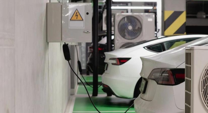 A parkolóház tüze nem ott kezdődik, ahol látjuk” – az elektromos autók a mélygarázsok új tűzkockázatát jelentik