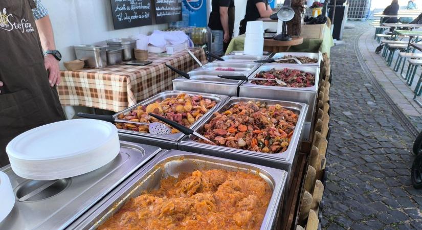 Vadpörkölt, langalló, bor: beindult a pünkösdi vendégfogadás Szekszárdon