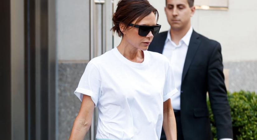 A fehér póló lesz 2026 nyarának legnagyobb sztárja, így viseli Victoria Beckham