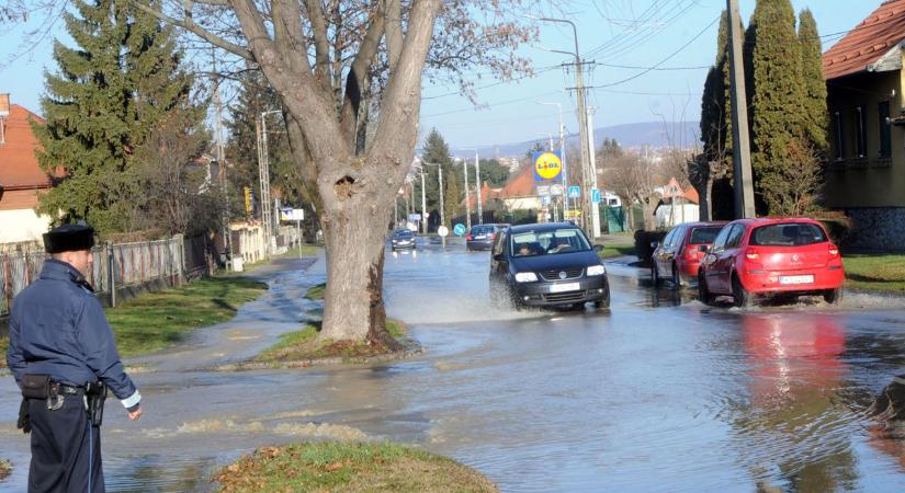 Megadta magát a vízvezeték Pécsen, percek alatt elöntött mindent a víz (FOTÓK)