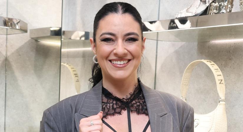 Élete legjobb ruhájában pózolt Stana Alexandra, őrülten vonzó – fotók