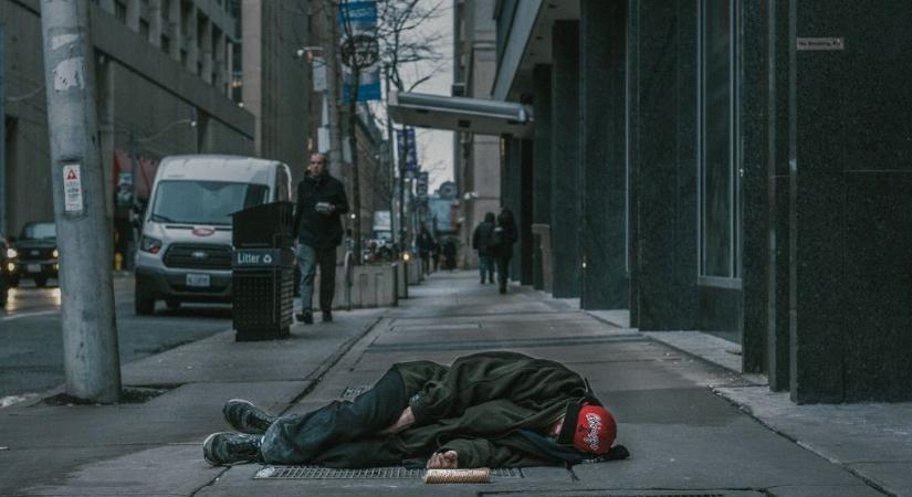 Veszélyben a hajléktalanok: péntektől kiadják a vörös kódot