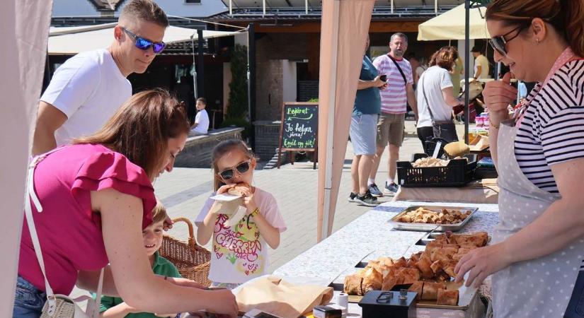A szörpökért és rétesekért álltak a sorba a vásárlók a paksi termelői piacon (galéria)