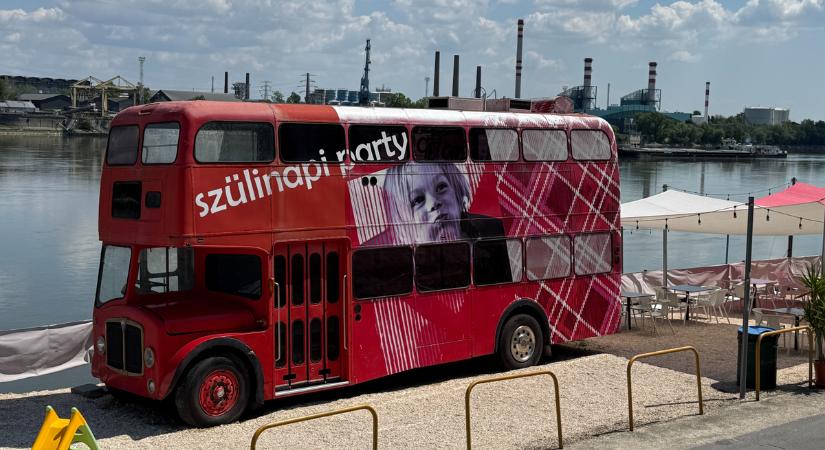 Egy szelet London a Duna-parton – a Te kertedbe is kerülhet az ikonikus piros emeletes busz