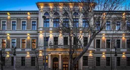 Lázadás a Budapesti Gazdasági Egyetemen – a rektor távozását követelik, nagy a baj