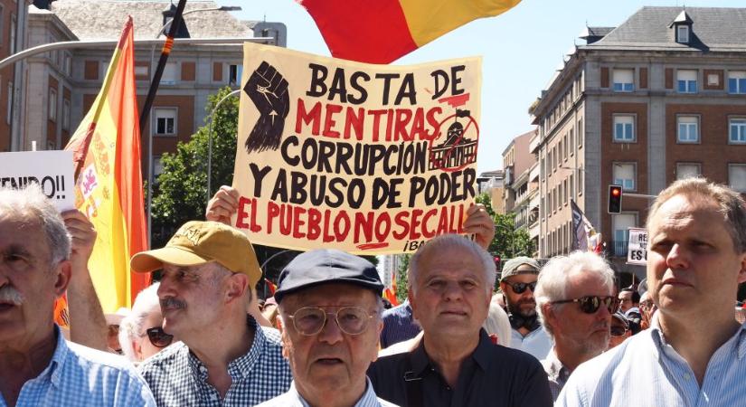 Tízezrek tüntettek Madridban, megpróbálták áttörni a miniszterelnöki rezidenciát lezáró kordont