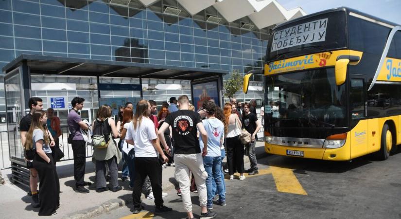 Az egész országból konvojokban tartanak Belgrádba a polgárok