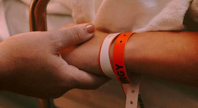 „Ez volt életem legrosszabb napja, teljesen lebénultam” – nyolcéves kisfia lassan eltűnt az édesanya szeme elől, sokkoló diagnózist kaptak