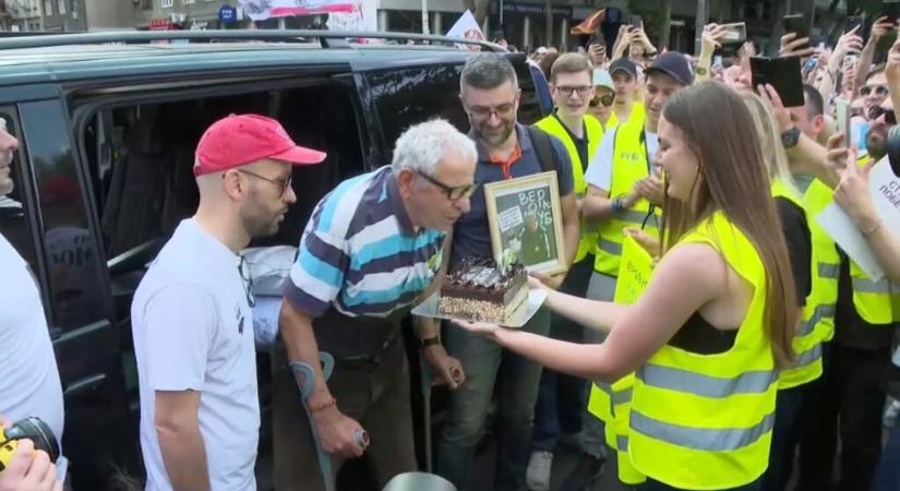 A tüntetésen megjelent Veroljub bácsi, akit nemrég autóval ütöttek el a Jogi Karnál