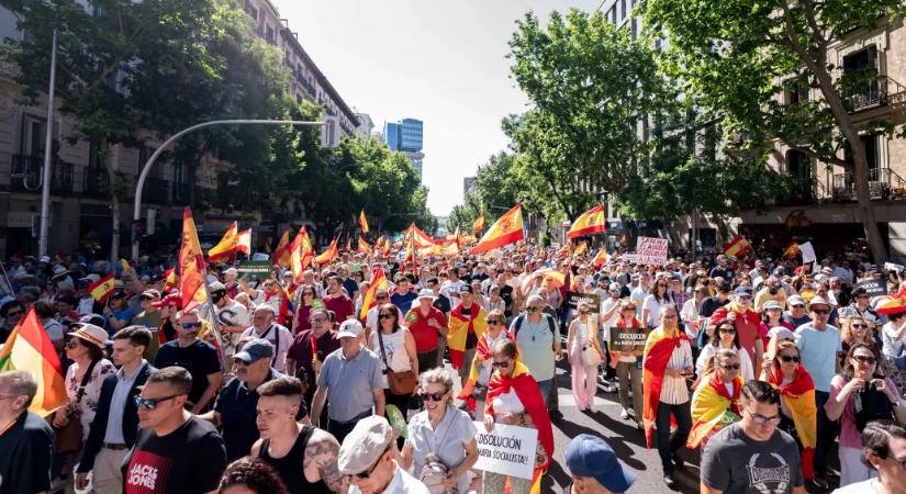 Tízezrek követelték Madridban a miniszterelnök lemondását