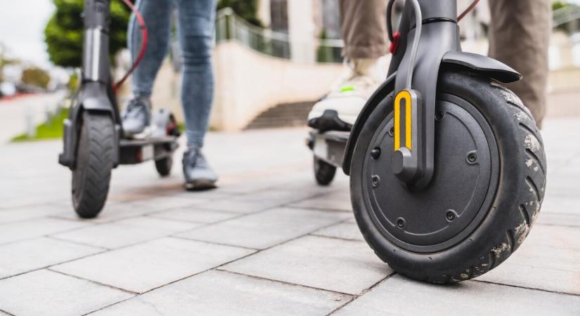 Újabb rendkívül súlyos rollerbaleset történt – egy 14 éves fiú életéért küzdenek az orvosok
