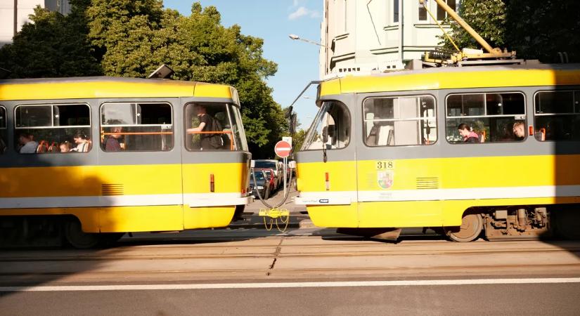 Horror a síneken – frontálisan ütközött két villamos, rengetegen megsérültek