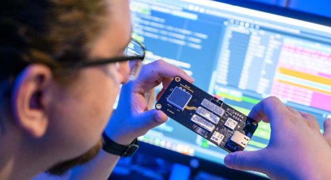 Az USA most ráteszi a kezét a kvantumversenyre – 2 milliárd dollár megy a nagy cégekhez