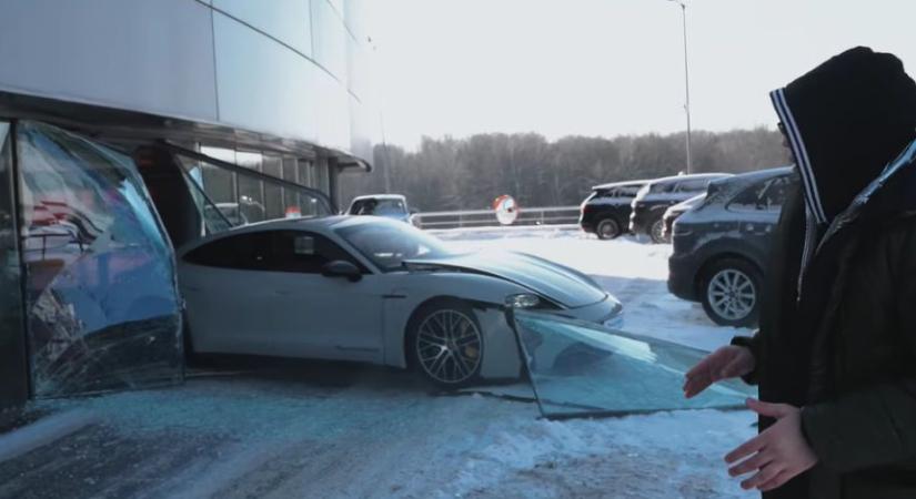 Vadonatúj Porsche Taycannal zúzta be egy kereskedés kirakatát egy orosz vlogger – VIDEÓ