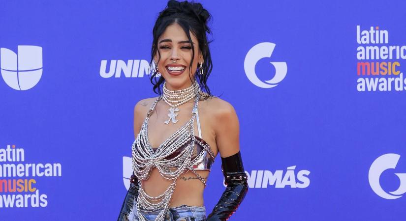 Danna Paola igazi domina – a mexikói sztár a kirakott melleivel leural bennünket – szexi galéria