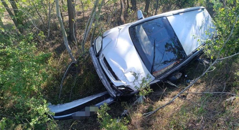 Rejtélyes baleset Kiskunhalasnál: árokba csapódott az autó, utasai eltűntek a helyszínről  fotók