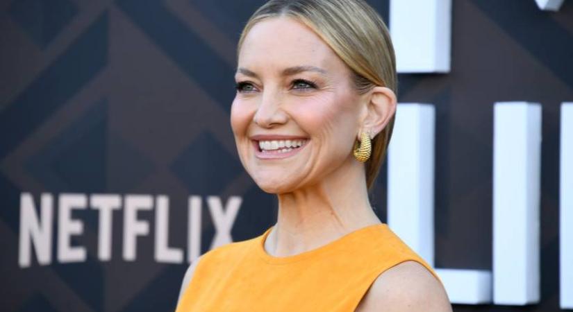 Kate Hudson 22 éves fia lediplomázott: Ryder ilyen sármos volt talárban