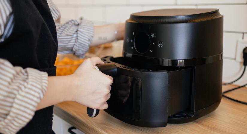 Az air fryer makacs zsíros szennyeződése 15 perc alatt feloldódik egyetlen gyakori konyhai hozzávalótól