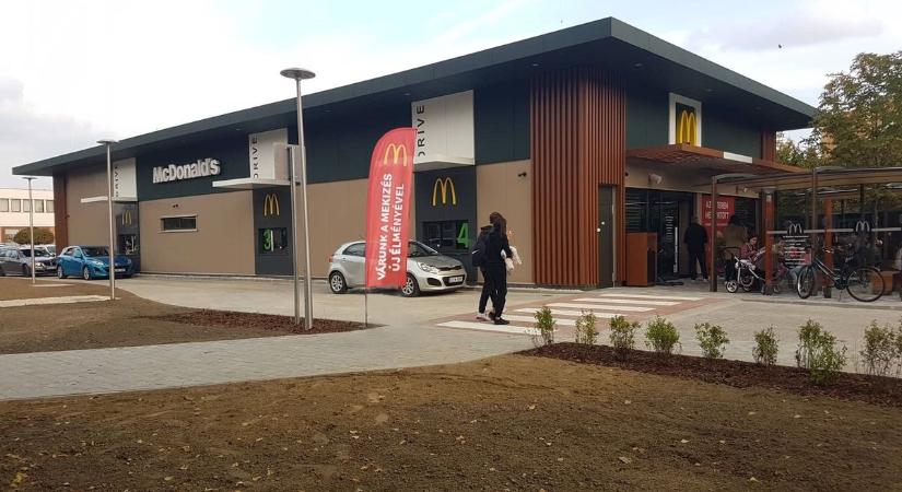 Fizetőssé tette a parkolást a McDonald’s – a város lakóit megosztotta a szigorú döntés