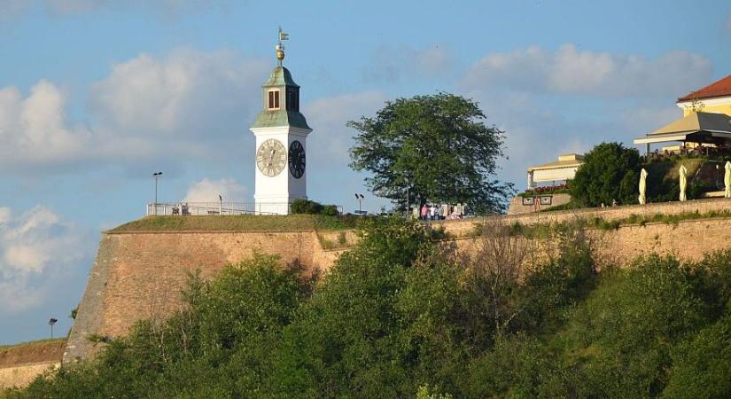 Lezuhant egy férfi a Péterváradi vár faláról