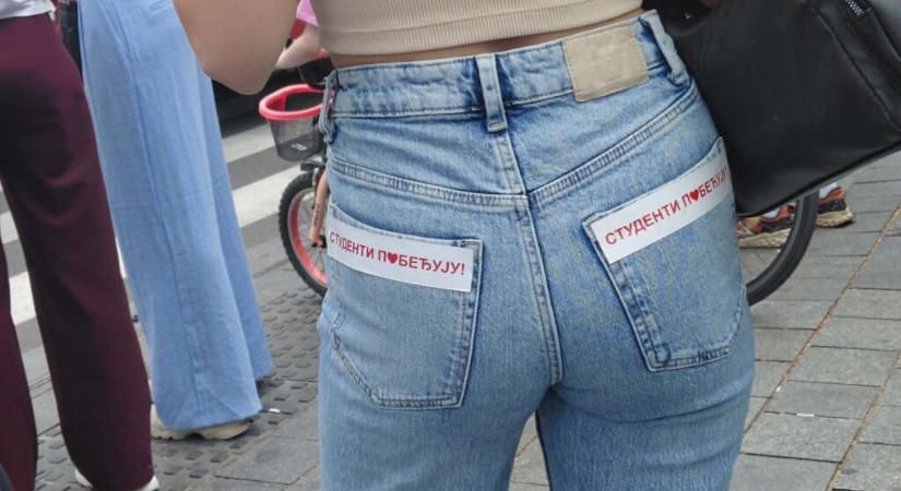 Rengetegen vonultak a belgrádi Slavija térre (Videó)