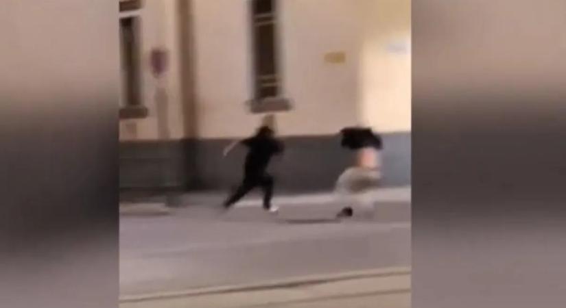 Debreceni tömegverekedés: földön fekvőt is rugdostak a fiatalok - Videó