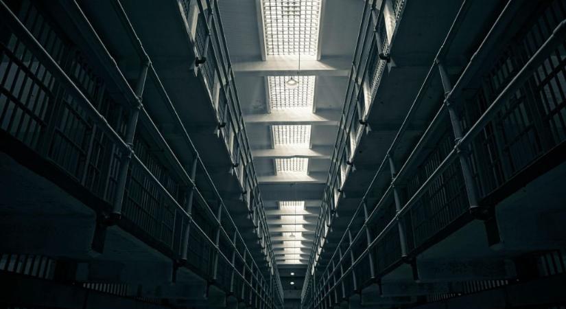 Elhűltek az őrök a magyar börtönben, amikor kibontottak néhány titokzatos csomagot, amit a kertjükbe dobtak be