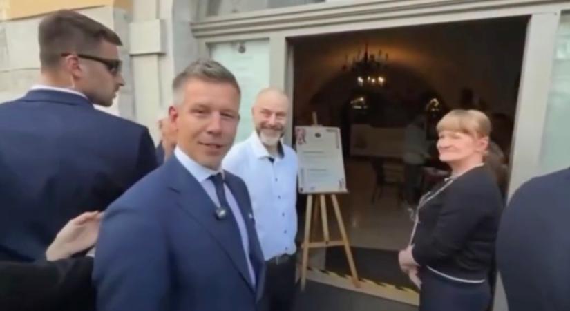 Magyar Péter angolul, magyarul, lengyelül és olaszul szólalt meg egyetlen mondatban