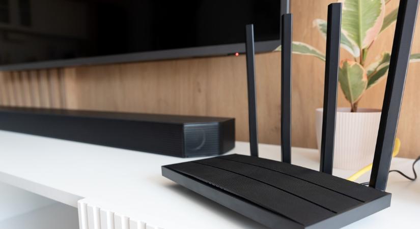 Megőrül az internet ezért az egyszerű trükkért: egy darab alufólia teljesen megváltoztathatja a Wi-Fi-t