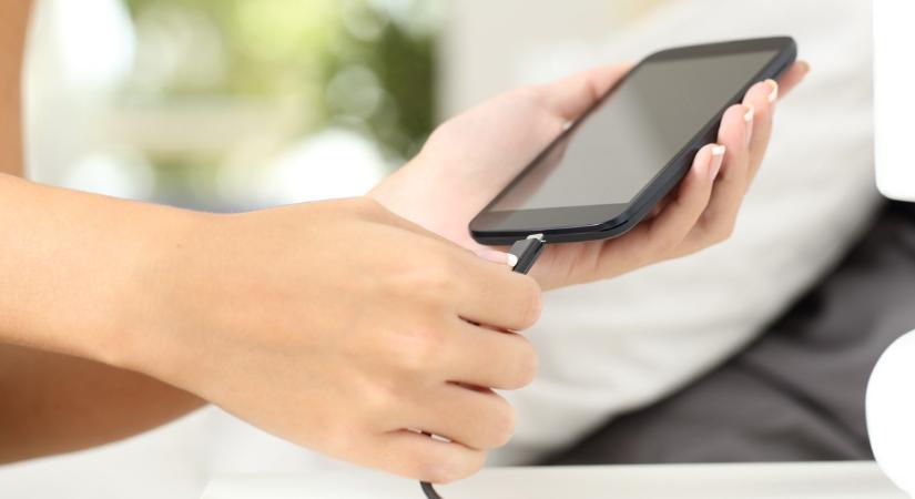 Nem a rák a legnagyobb veszély: ezért ne vidd soha magaddal a mobilt az ágyba!