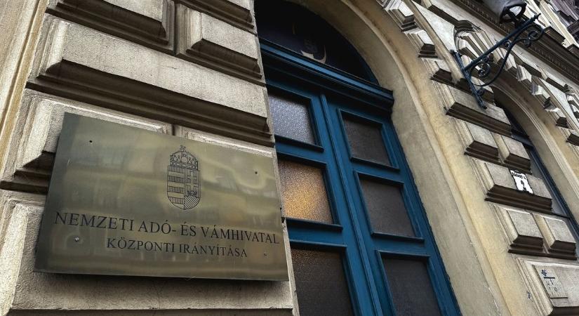 Hatalmas razzia: komplett illegális dohánygyárat számolt fel a NAV