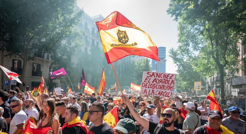 Tüntetés Madridban – megpróbálták áttörni a miniszterelnöki rezidencia kordonját