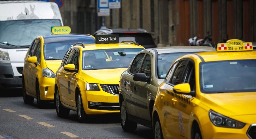Totális lehúzás a taxi? Megnéztük, mennyibe kerül egy fuvar az Uber, Bolt és a hagyományos taxik esetében