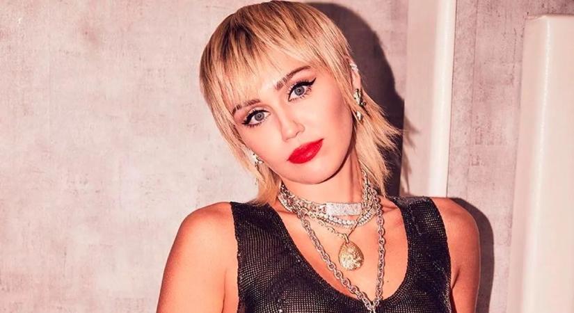 Csillagot kapott Miley Cyrus, bugyit villantott az átadón